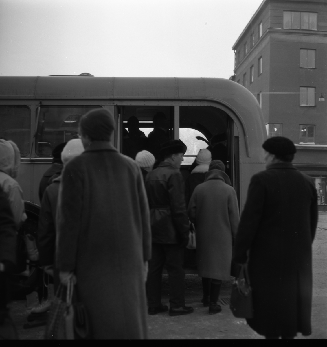 Busspåstigning, Stora Torget, Uppsala 1961