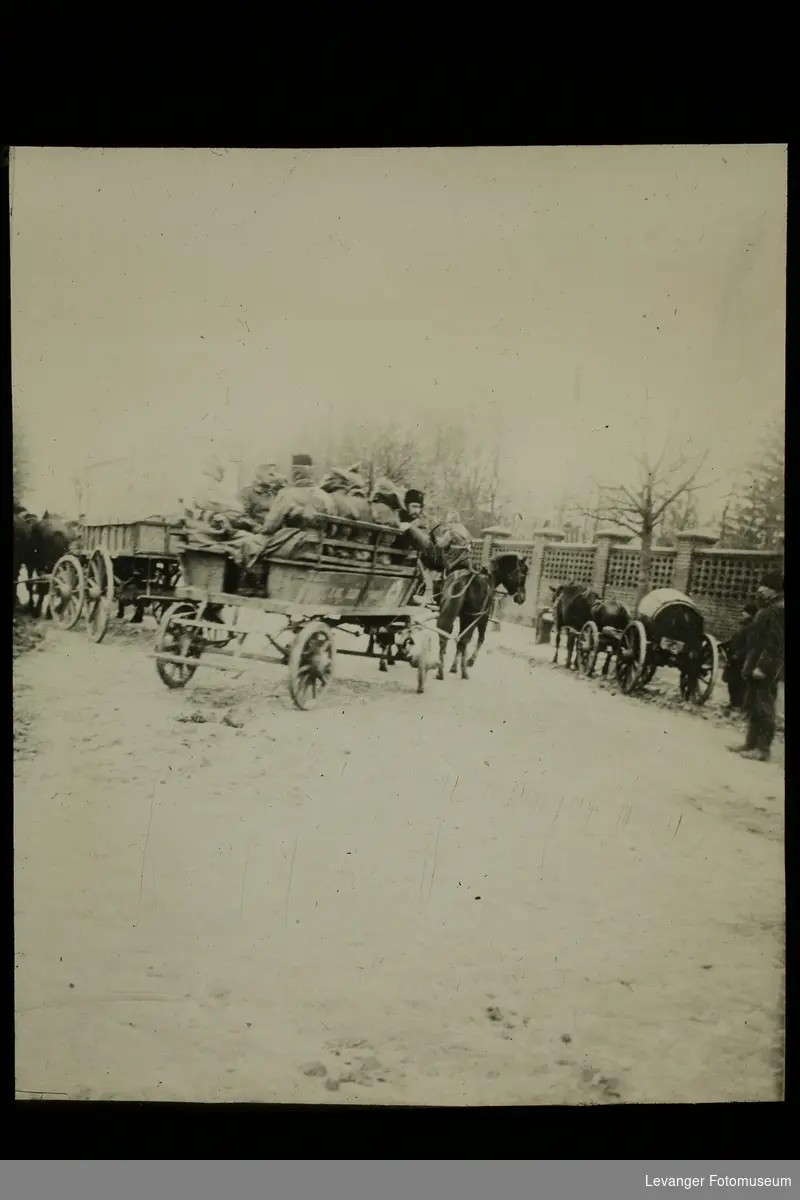 Vogn med soldater merket Røde Kors, under 1.verdenskrig.