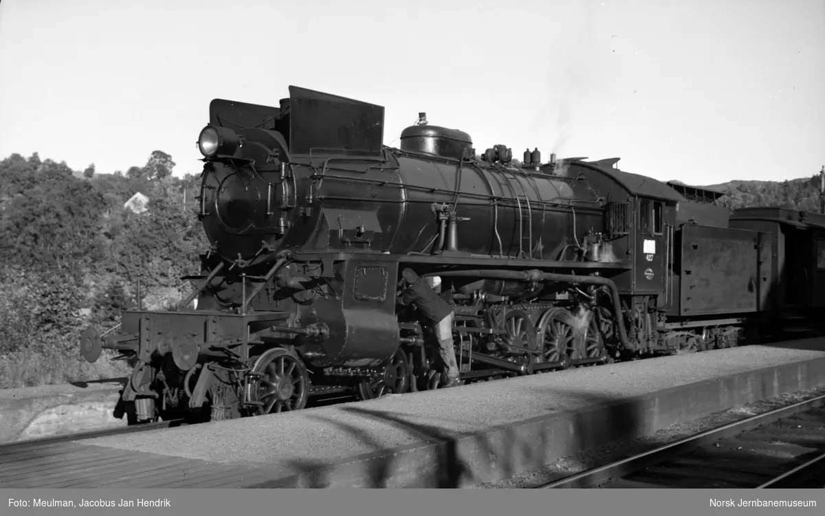 Damplokomotiv type 31b nr. 427 med persontog på Nesttun stasjon.