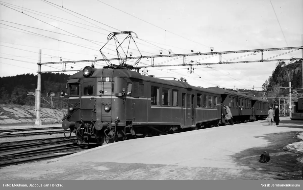 Motorvogn litra Cmeo 105 (senere Bmeo 65) med lokaltog fra Brevik til Skien G. på Brevik stasjon.