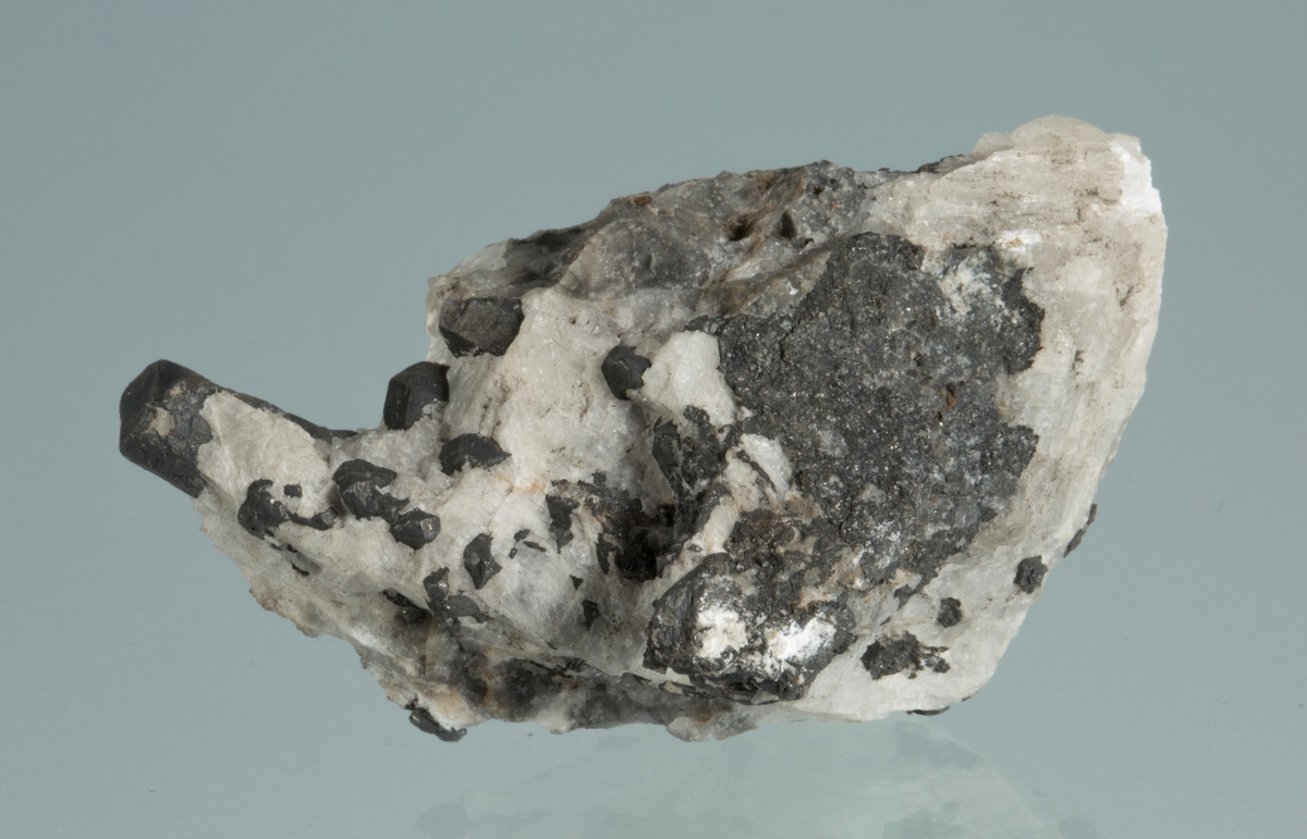 Krystaller av argentitt i kalsitt
Vekt 53,15 g
Størrelse: 5 x 2,5 x 2,5 cm

Lapp 6
FSN-liste: etikett 6
