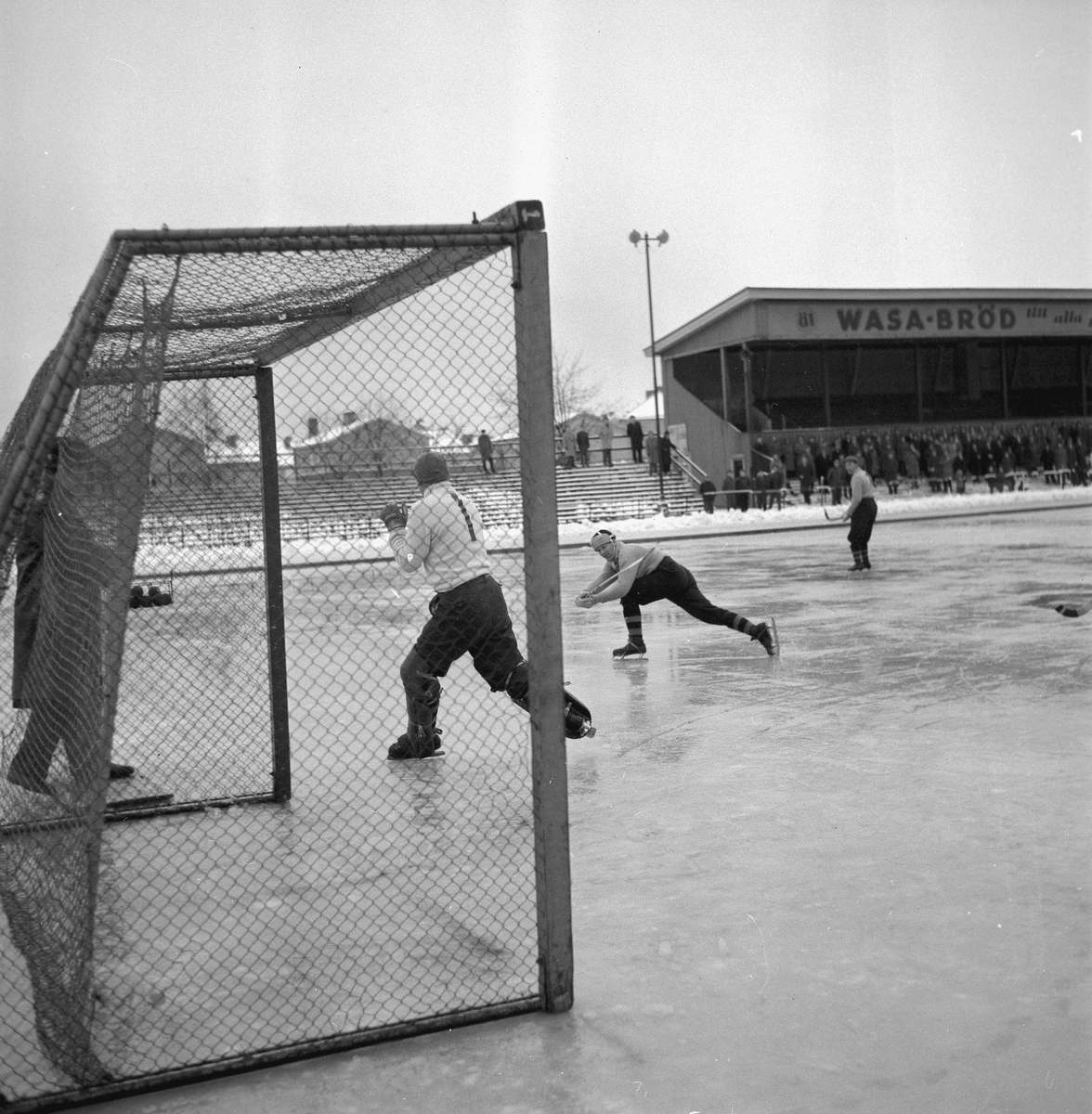 Bandy ÖSK-Västerstrand.
November 1956.