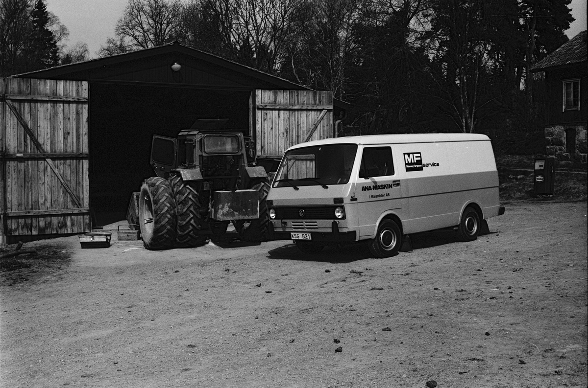 En reparatör har kommit för att laga den trasiga traktorn, Stora Bärsta, Uppsala-Näs socken, Uppland maj 1981