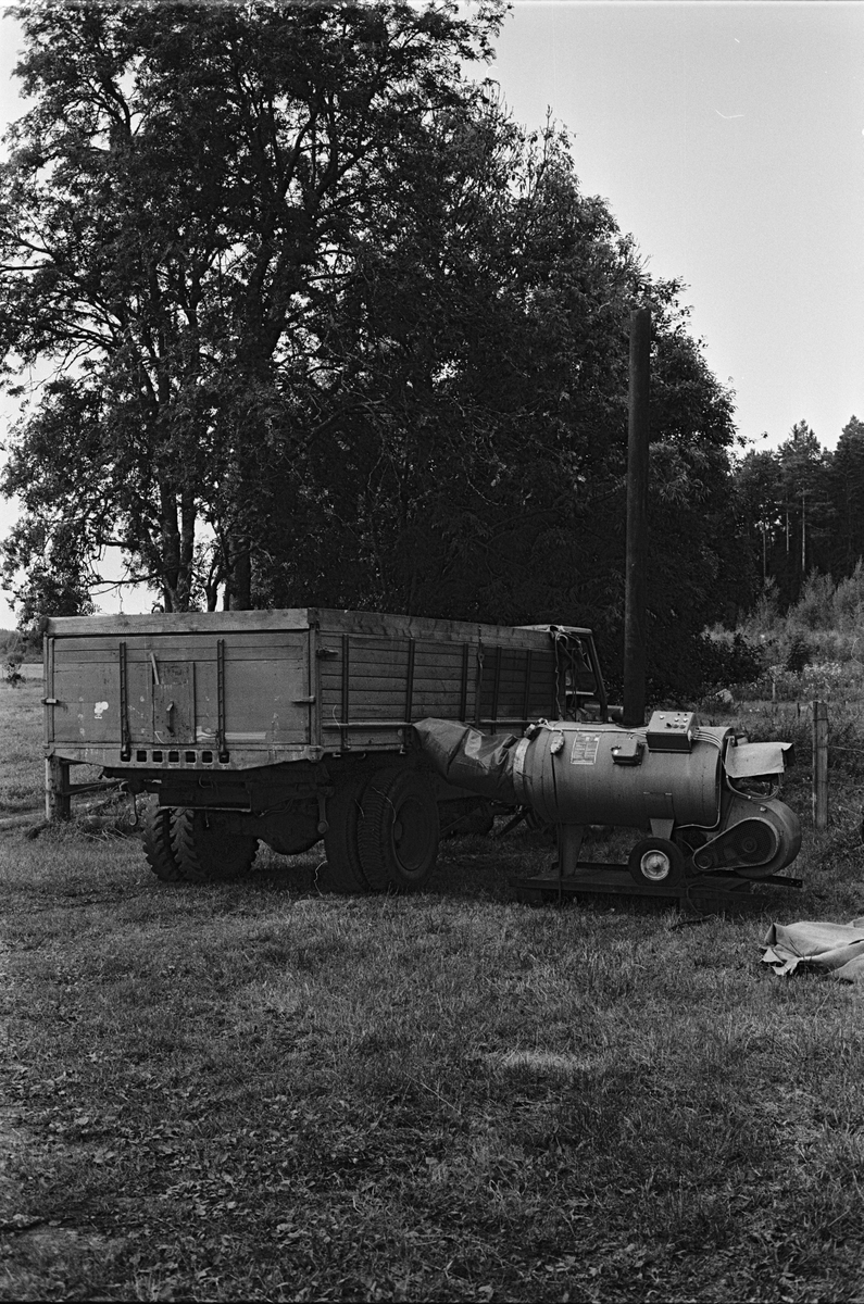 Den oljeeldade spannmålstorken, en s.k. kärrtork, Mossbo, Tierps socken, Uppland september 1981