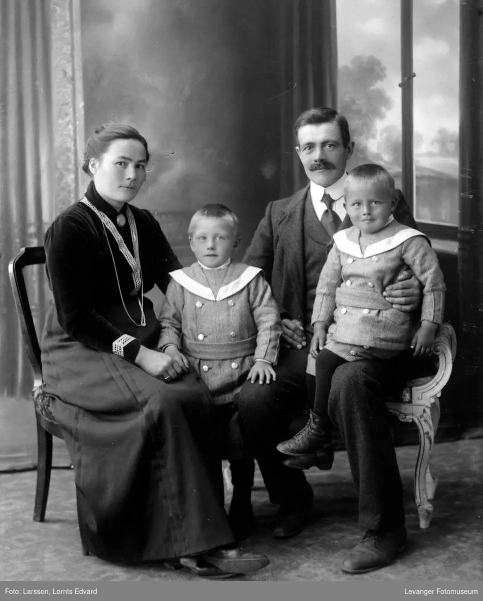Gruppebilde av Wilhelm og Anne Johanne Røstad Segtnan, med de to  eldste sønnene Anders og Kåre Segtnan, Verdal