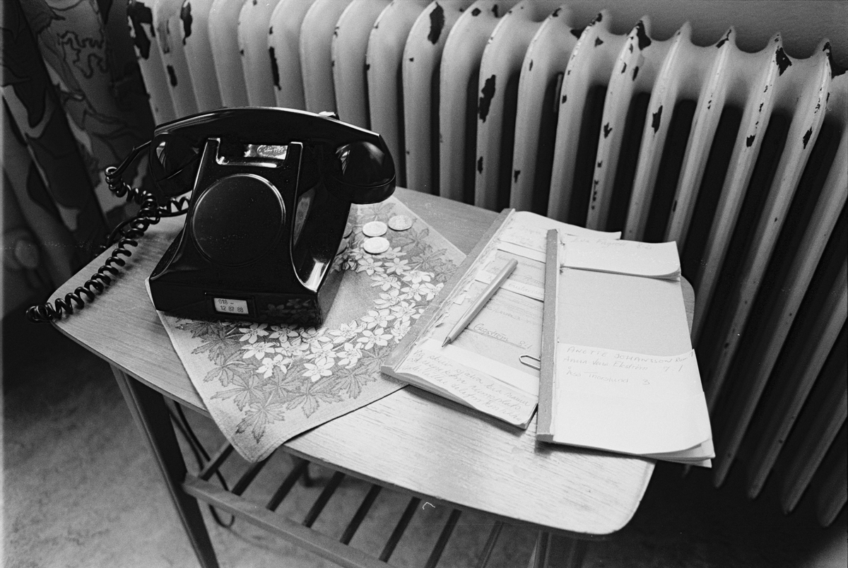 Patienttelefon i korridoren 1 tr upp, lättvårdsavdelningen Ringblomman, Gillbergska barnhemmet, Sysslomansgatan 37 - 39, Uppsala 1986