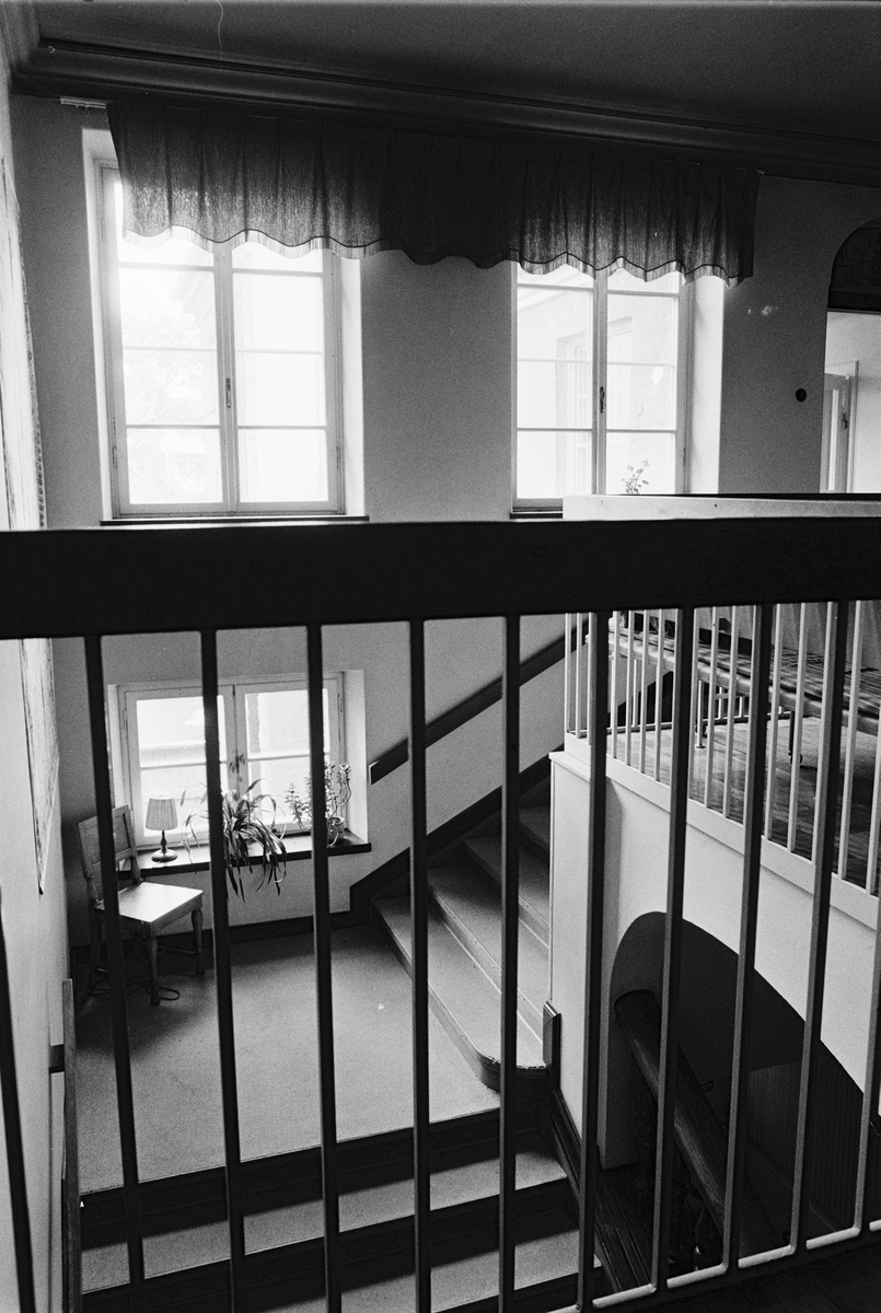 Huvudentréns trapphus, Gillbergska barnhemmet, Sysslomansgatan 37 - 39, Uppsala 1986