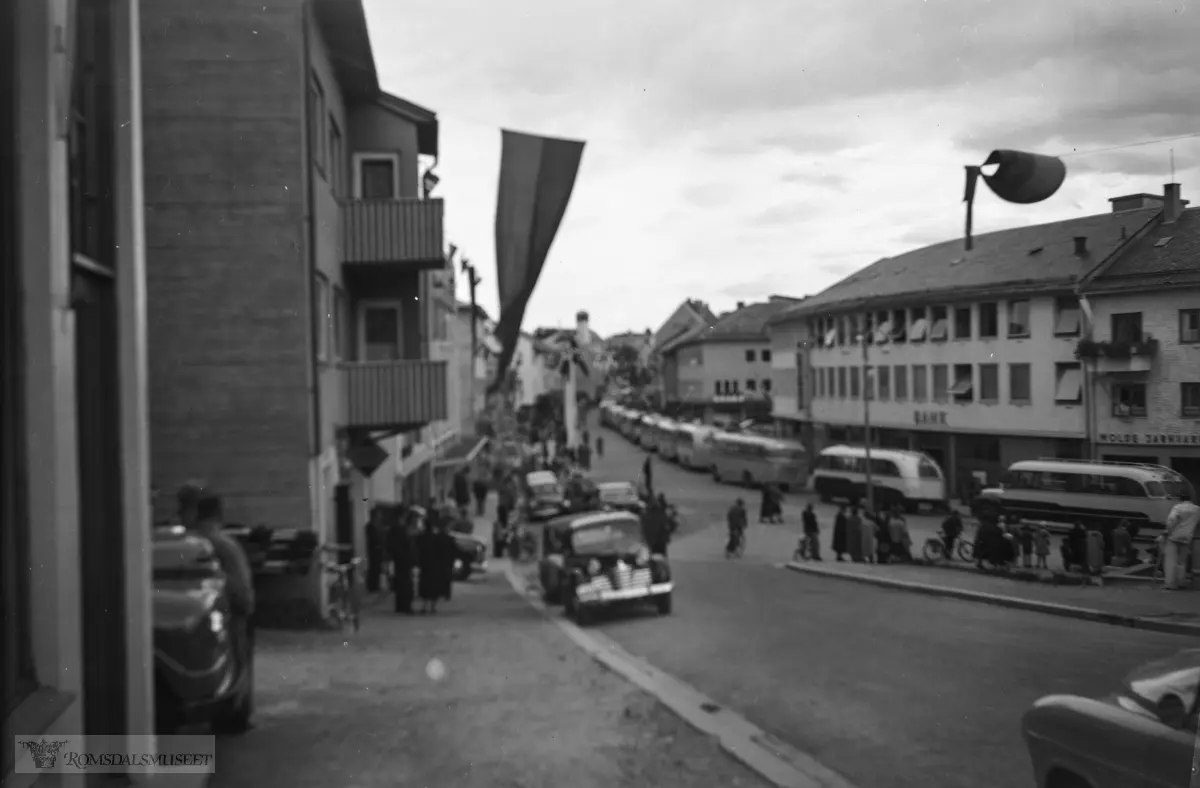 «Busskortesje" Trolig mellom 1950-1953.