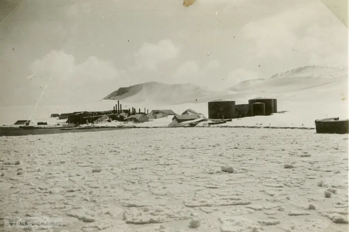 "Deception-havnen fuld av is" står det i Magnus Johannesens fotoalbum om dette bildet. I oktober-november 1934 lå ekspedisjonen her. Ellsworth-ekspedisjonen 1933-1935. Fra Magnus Johannessens fotoalbum. Magnus Johannessen fra Ålesund var med i mannskapet ombord i ekspedisjonsskipet Wyatt Earp (eks-Fanefjord) på de to første ekspedisjonsturene til Antarktis.