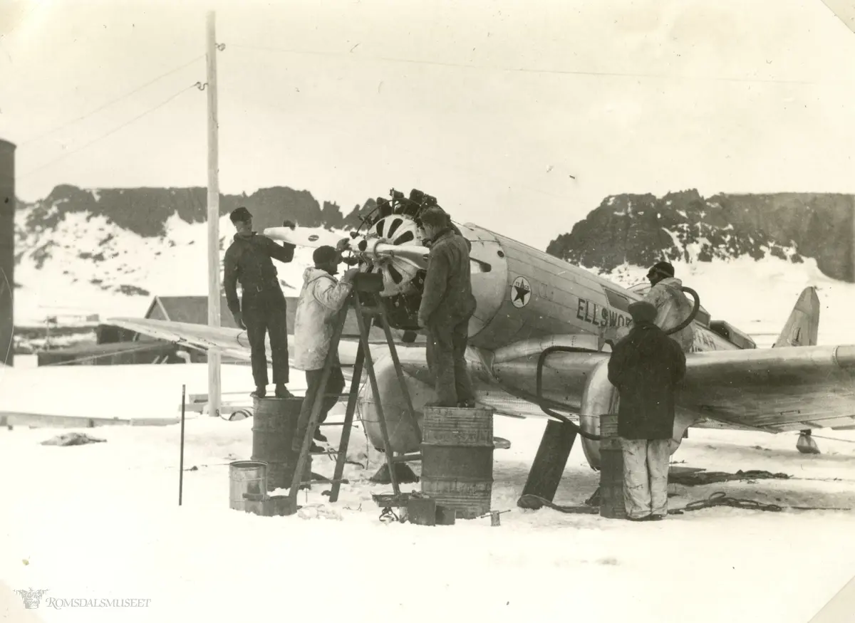 Flyet Polar Star gjøres startklar på Deception Island. Ellsworth-ekspedisjonen 1933-1935. Fra Magnus Johannessens fotoalbum. Magnus Johannessen fra Ålesund var med i mannskapet ombord i ekspedisjonsskipet Wyatt Earp (eks-Fanefjord) på de to første ekspedisjonsturene til Antarktis.