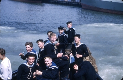 Kadetter fra skoleskipet STATSRAAD LEHMKUHL i lettbåt.