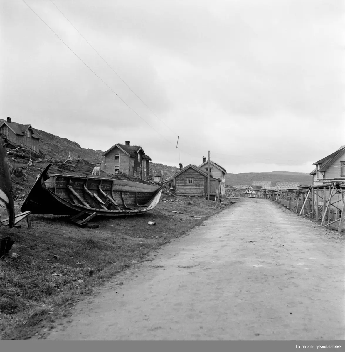 Kjøllefjord, fotografert i 1940. Veien ved Nissen-bruket mot Galgenes. Bildet er tatt oppfor Nissen, kalt Isaksen-huset, iflg. vår informant. Det samme bildet er publisert av Riksantikvaren. Dette er skannet fra originalnegativ.