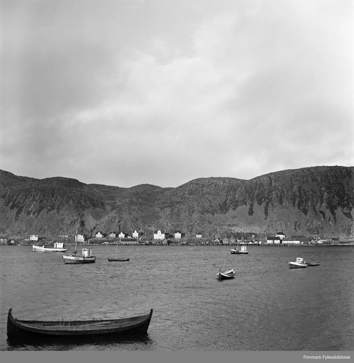 Kjøllefjord 1940. Utsikt til østsiden av Kjøllefjord med fiskebruk på rekke og rad,  Bjørgvik Hotell, Horstkaia og Federsen og Nissen fiskebruk.
