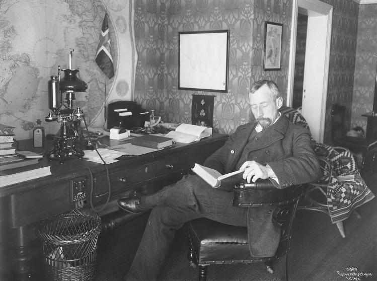 Roald Amundsen sitter og leser på sitt eget kontor i Uranienborg.