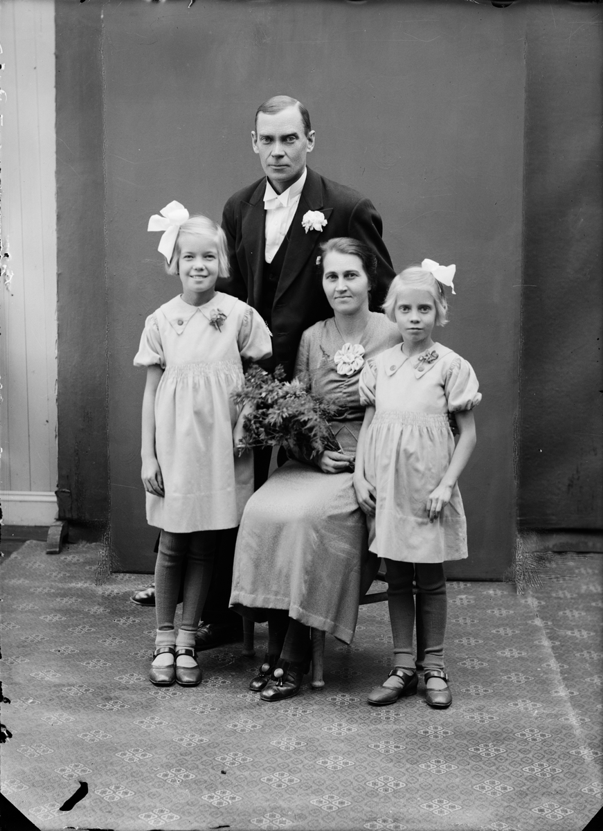 Ateljéporträtt - brudpar och två flickor, Alunda, Uppland