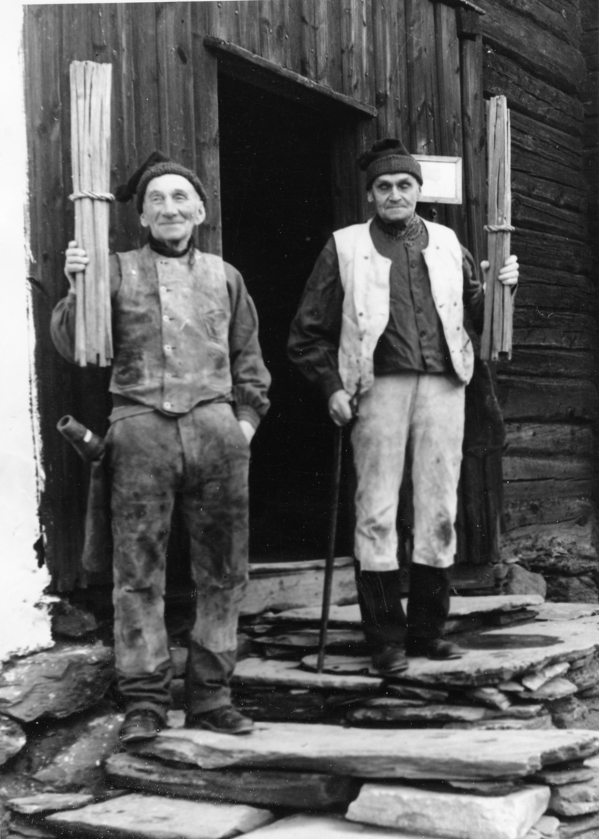 To menn med tyrifakler på trappa til Hyttstuggu under Bergmannsdag i 1952