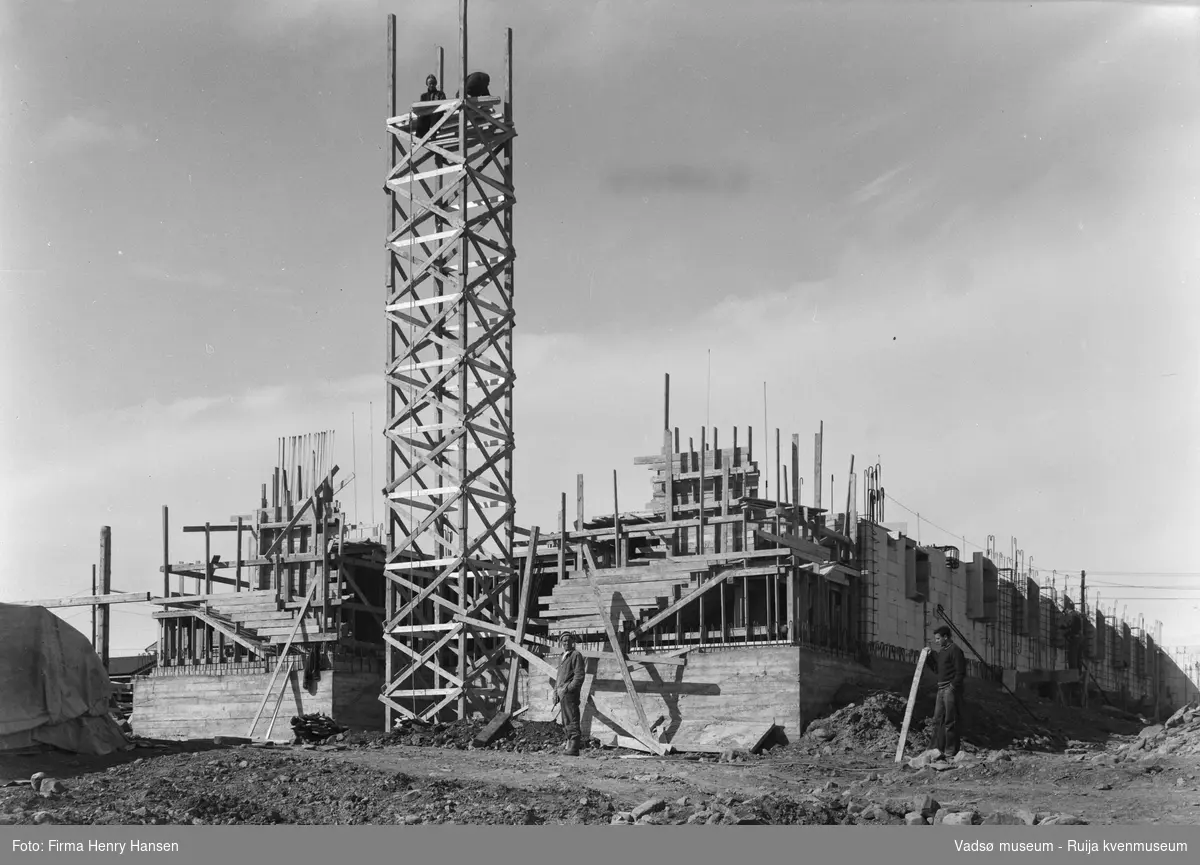 Vadsø 19.5.1956. Kirka er under bygging.