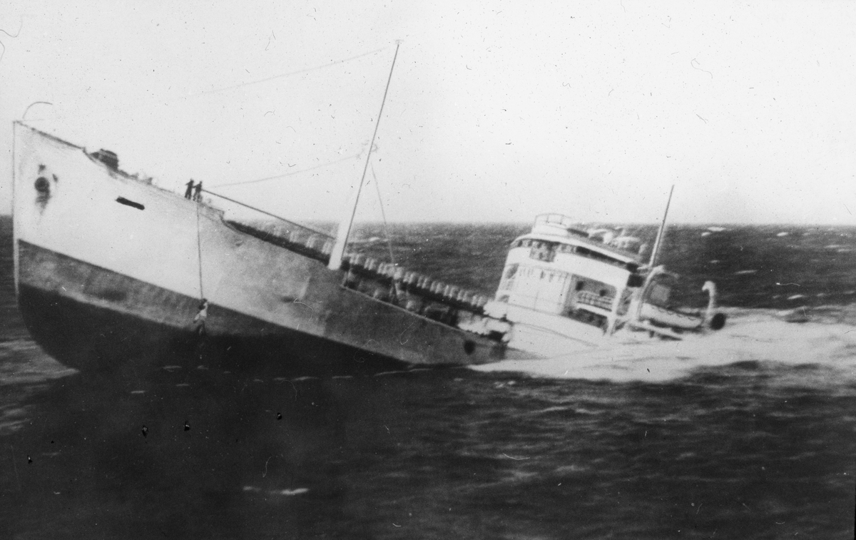 MS JANKOs forlis i 1951, hele akterdekket er under vann.