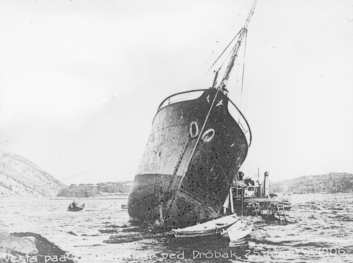 Vesta på grunn utenfor Drøbak, 25 mars 1906.