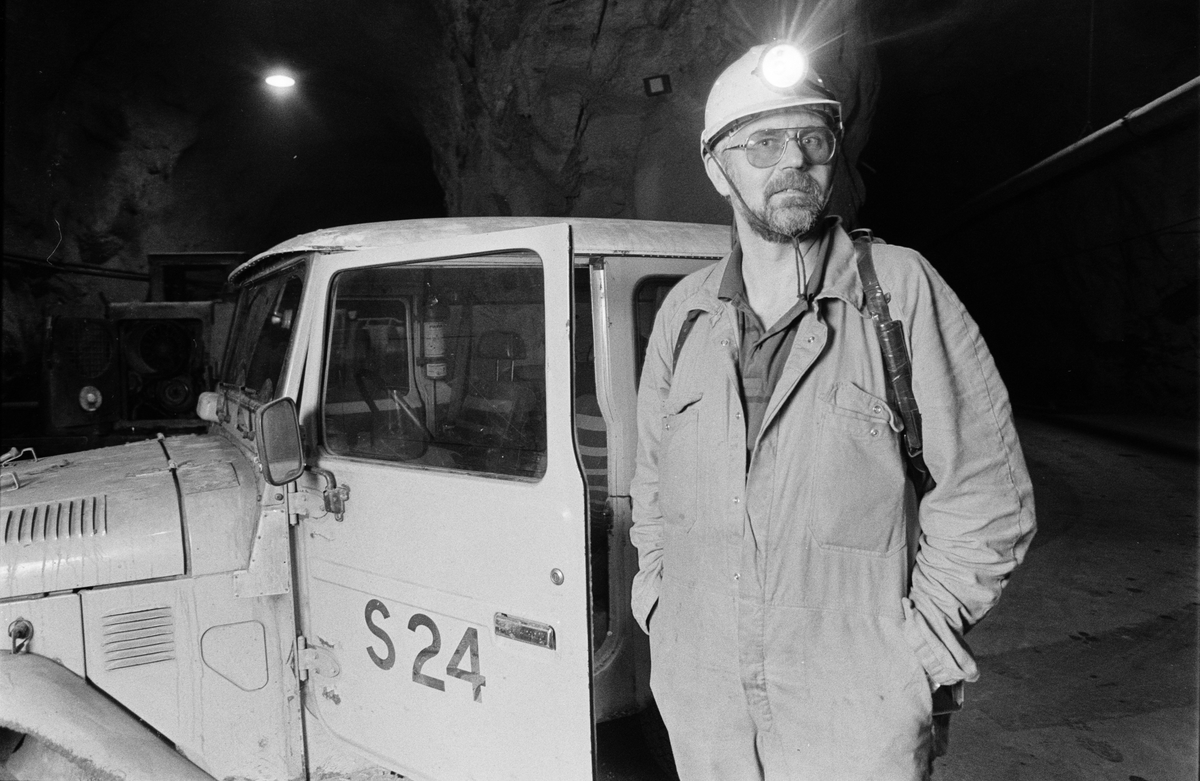 Gruvingenjör Björn Rangsten vid sin Toyota jeep på 460-metersnivån, gruvan under jord, Dannemora Gruvor AB, Dannemora, Uppland oktober 1991