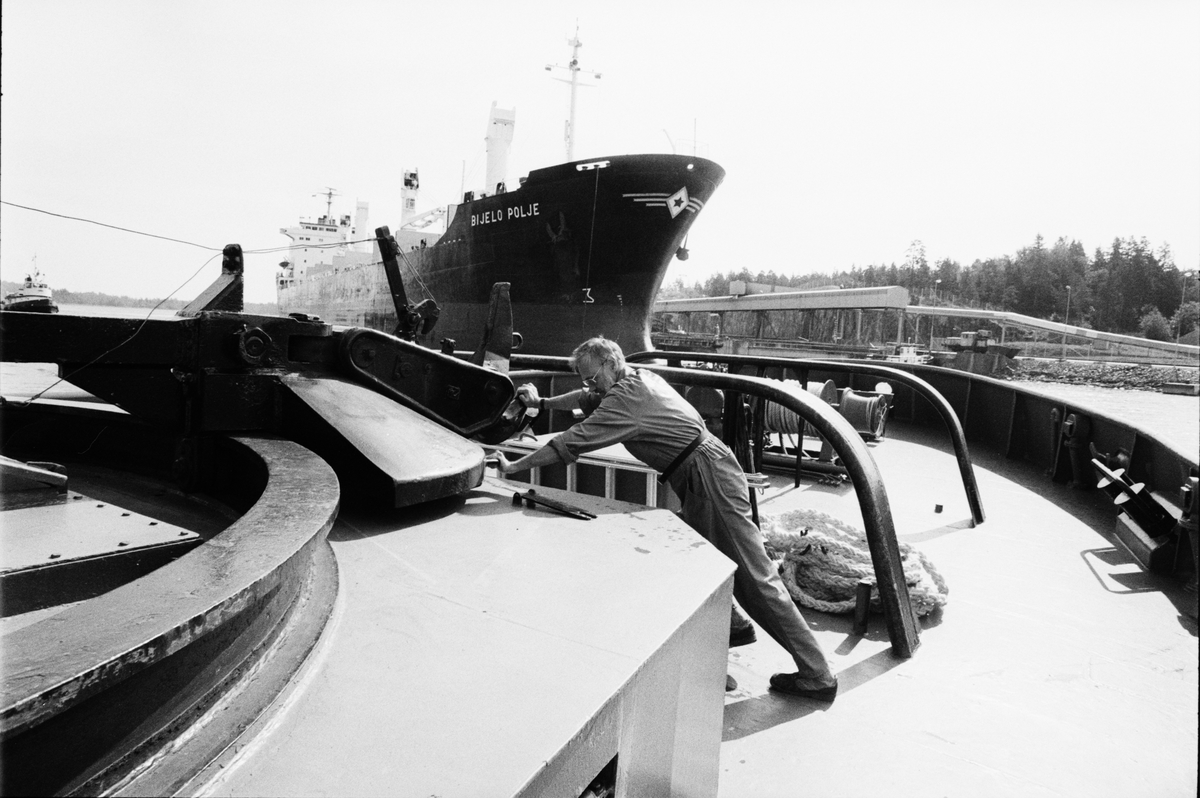 Malmfartyget Bijelo Polje sett från bogserbåten Järven, Hargshamn, Harg, Uppland augusti 1991