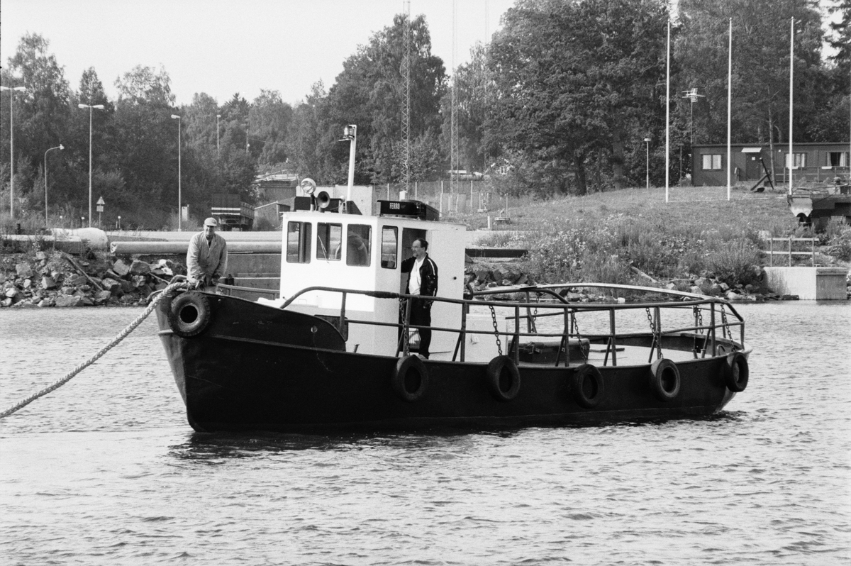 Dannemora Gruvor AB:s båt Ferro har fångat upp en angöringstross från malmfartyget Bijelo Polje, Hargshamn, Harg, Uppland augusti 1991