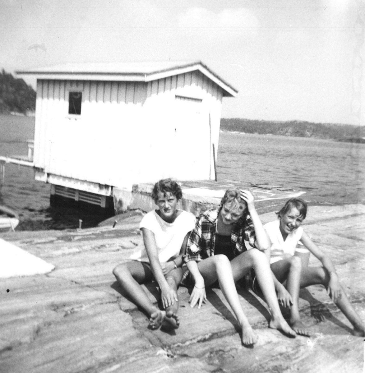 Tre fotoer fra badehuset på Darefjeld, Skåtøy før det ble flyttet til Berg-Kragerø Museum. Familien bader. Senkbar kum nede i  foto nr.3.