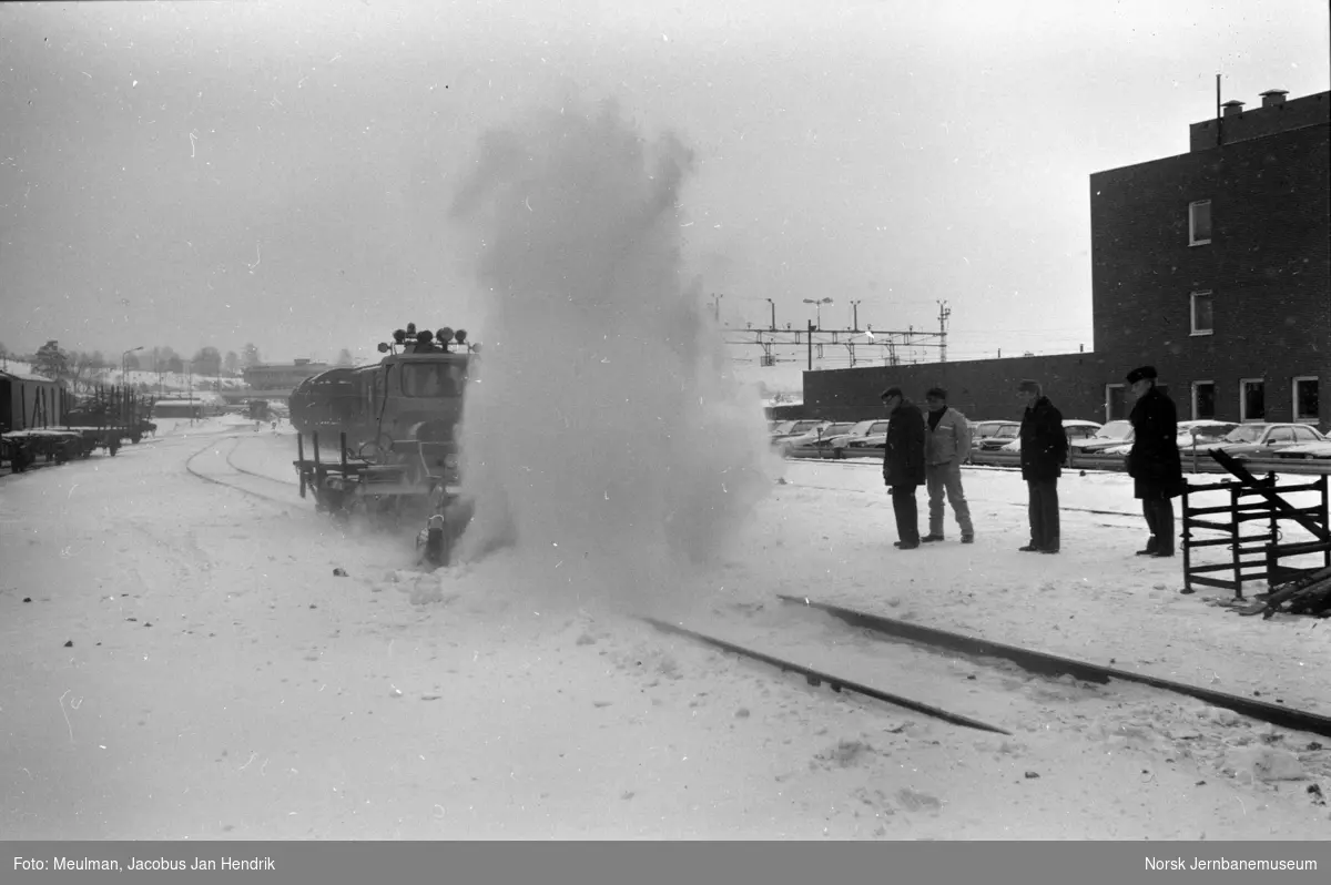 Utprøving av snøryddingsutstyr på Alnabru skiftestasjon. Roterende nylonbørte tilkoblet Robel 11.