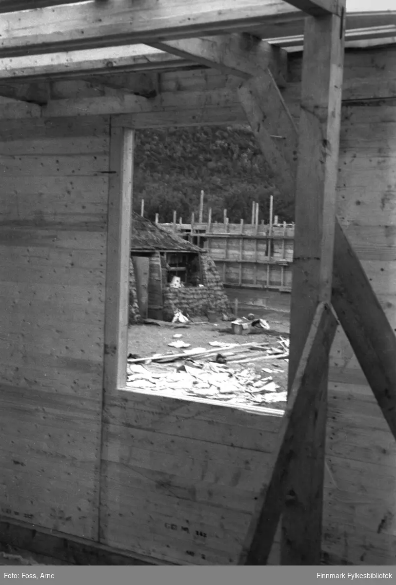 Diverse byggearbeider i Tanadalen, august-september 1946. Torvgamme mellom to gjenreisningshus under bygningsarbeid.