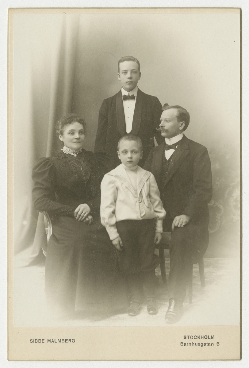 Porträtt av okänd familj.