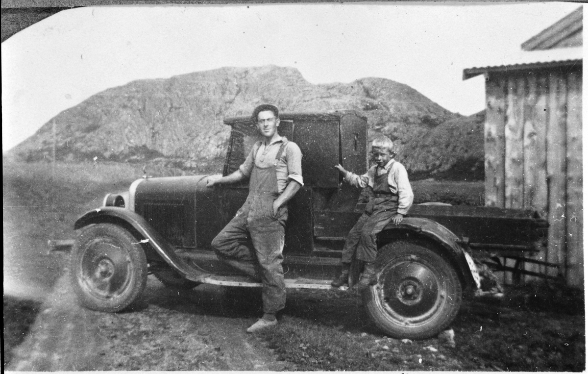 Alfred Kalvå og Olav Kalvå med bil, Ørlandet.