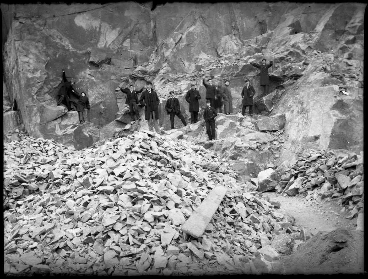 Gruppeportrett i steinbrudd og menn som klatrer i berg

Antatt fotosamling etter Anders Johnsen.