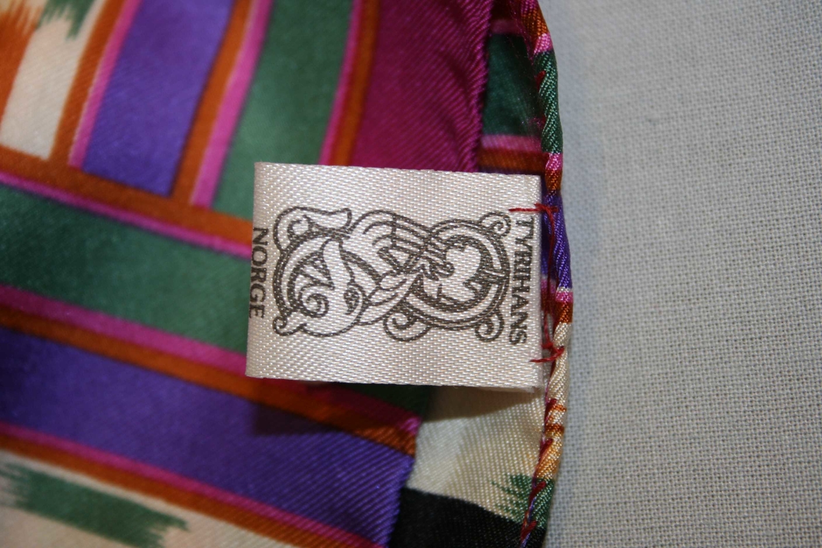 Kvadratisk, tynt silkeskaut med raudlilla botnfarge og bord i fleire fargar.