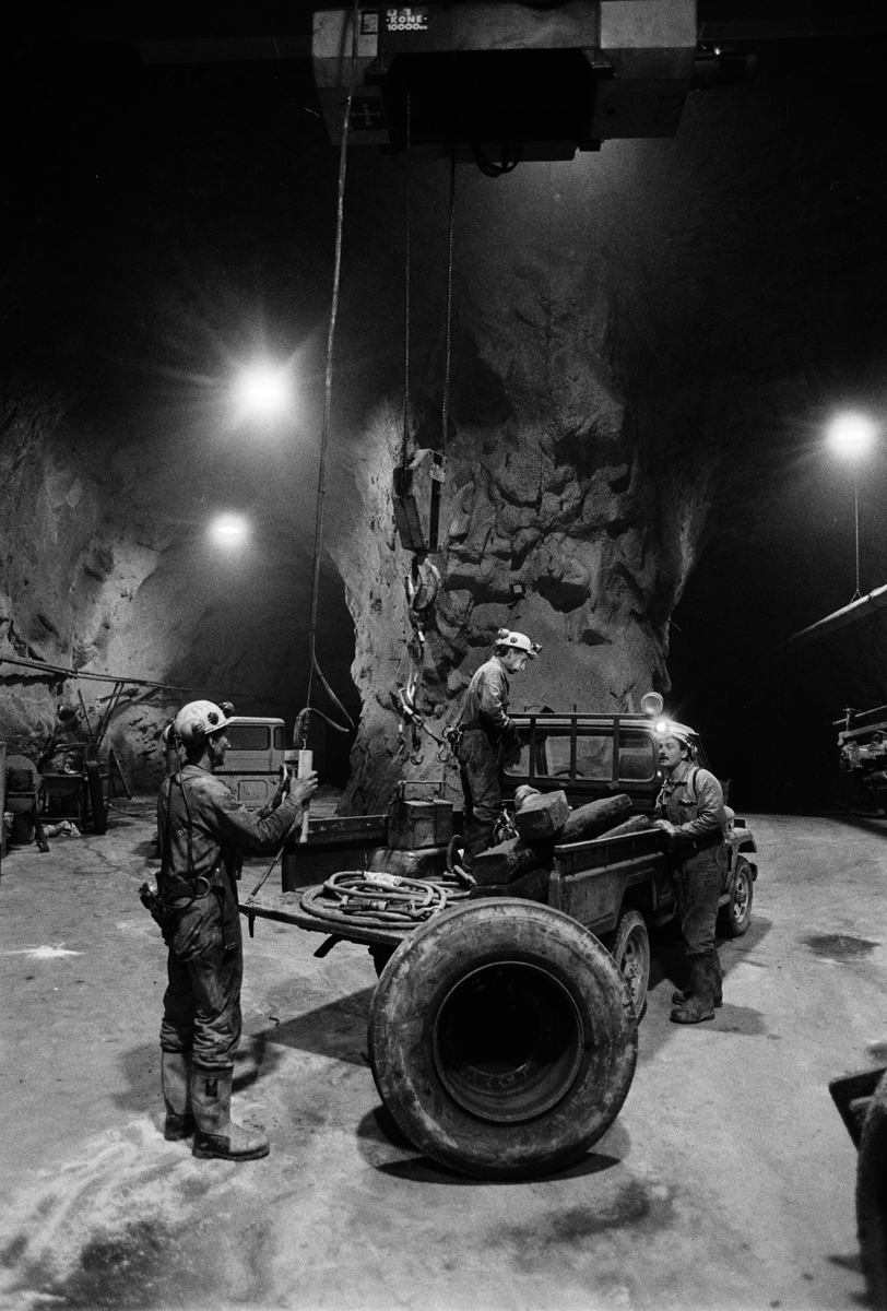 Reparatörer i arbete i verkstaden 560 meter ner i gruvan under jord, Dannemora Gruvor AB, Dannemora, Uppland oktober 1991