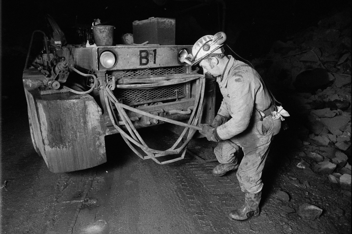Raslastare Tore Norbäck rullar ihop en vattenslang som hör till borraggregatet, gruvan under jord, Dannemora Gruvor AB, Dannemora, Uppland 28 februari 1992