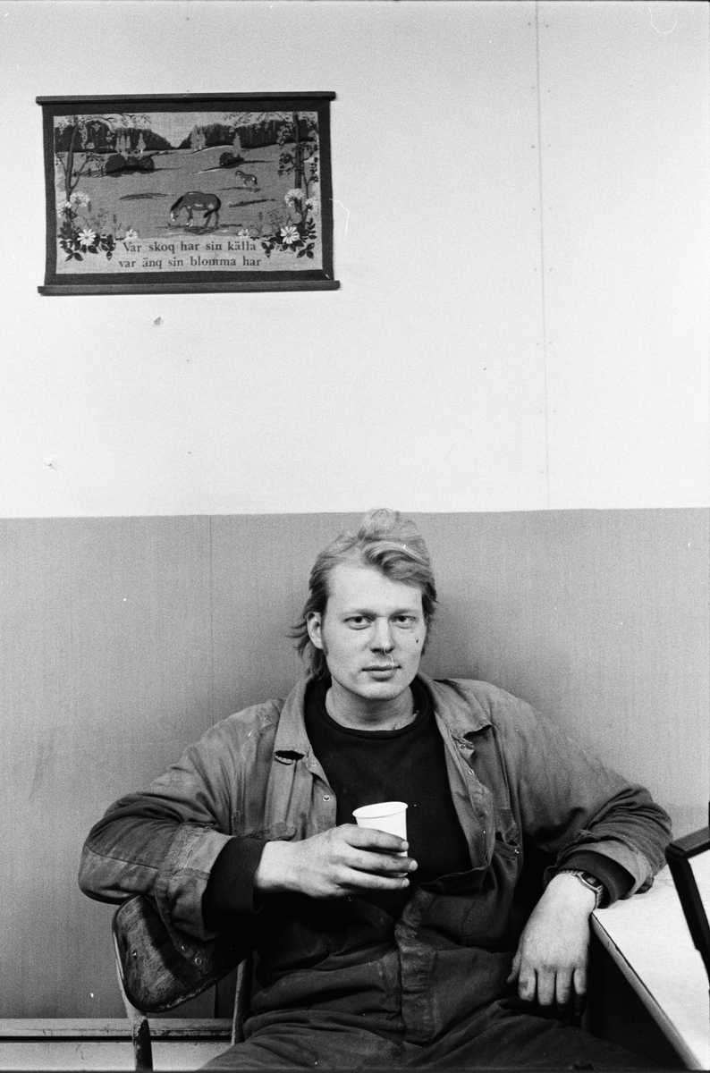 Gruvarbetare Juha Koponen dricker kaffe i raststugan på 460-metersnivån, Dannemora Gruvor AB, Dannemora, Uppland 1991 - 1992