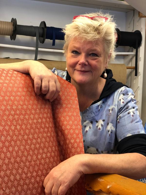 Møbeltapetserermester Inger Eide har en livslang yrkeskarriere, og har selv fått opplæring av de beste. Inger har lang tradisjon på å lære opp dyktige nye møbeltapetserere i bedriften sin på Stabekk. (Foto/Photo)
