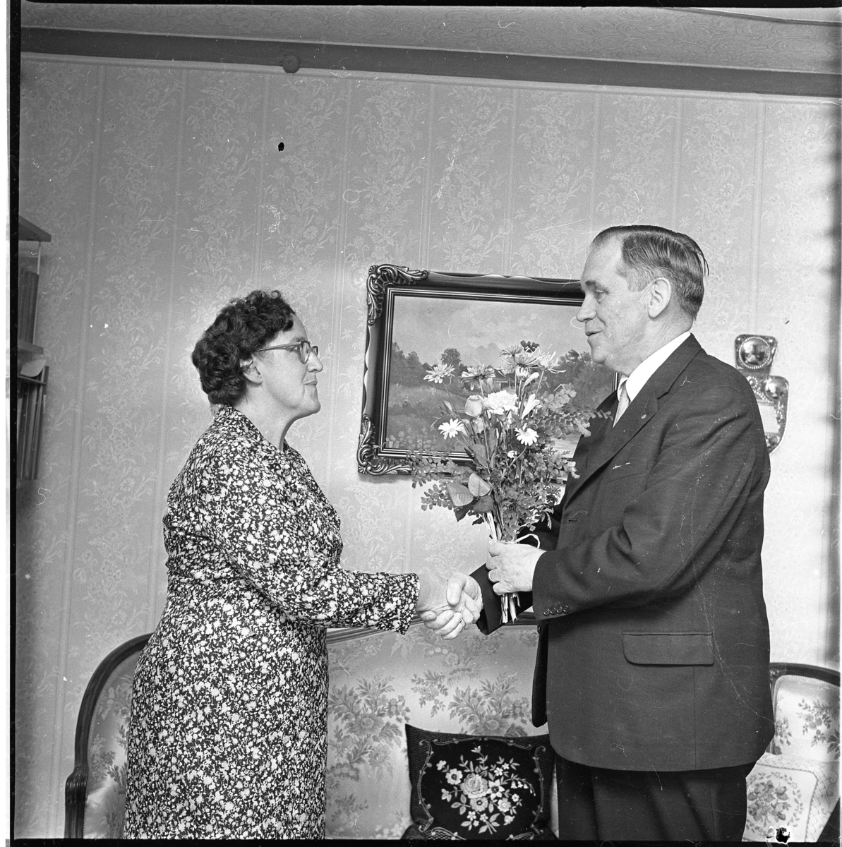 Troligen fru Rut Pettersson i samband att poststationen i Haurida stängs. Hon avtackas med en blomsterbukett av postmästare Enok Rodén.