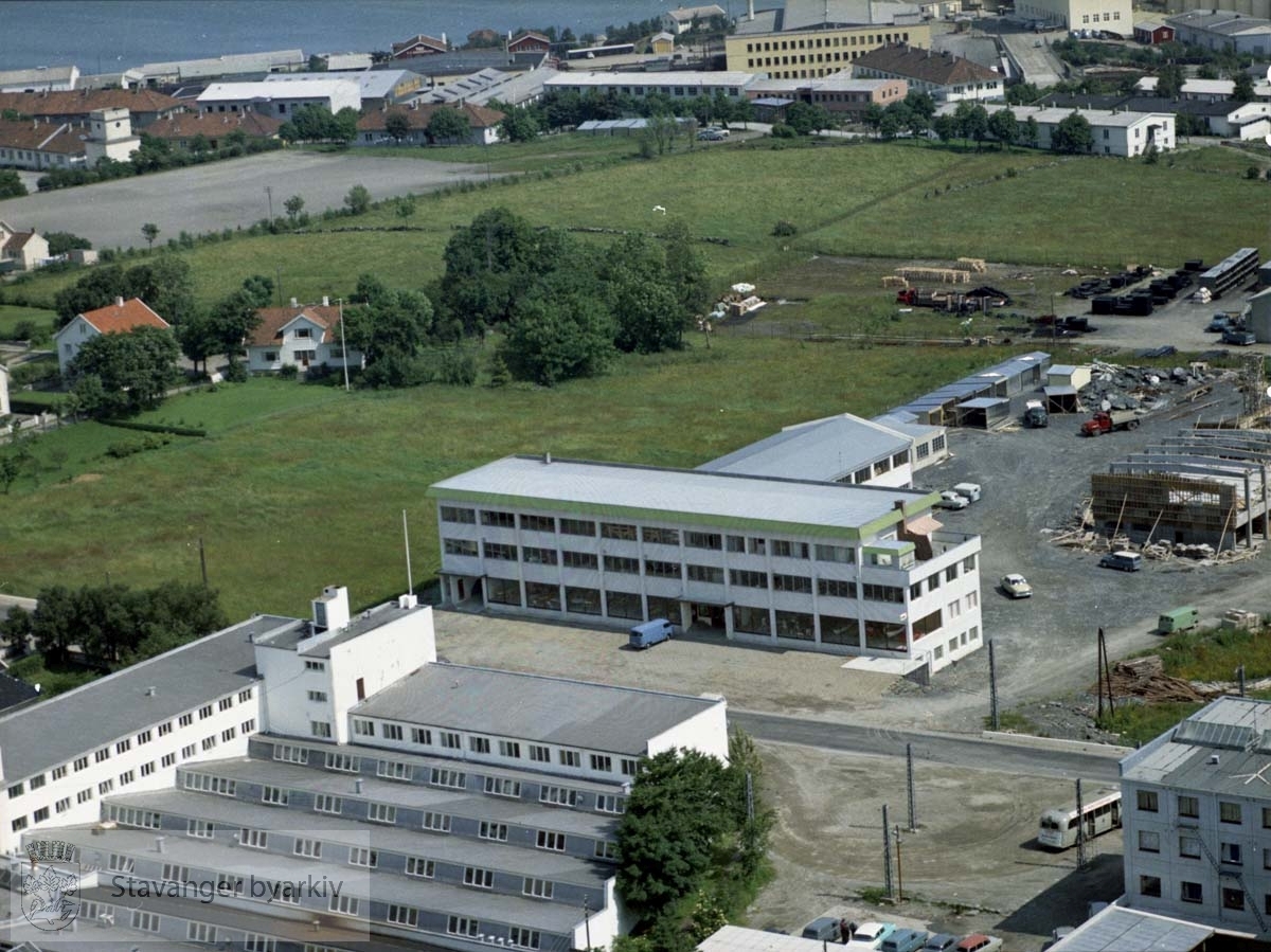 Maskinhuset og flere industribygg. Endeholdeplass for Hillevågsbussen..I bakgrunnen ballbane v/ Kvaleberg skole, tyskerbrakker, industribygg ved Sandvikveien, Gandsfjorden