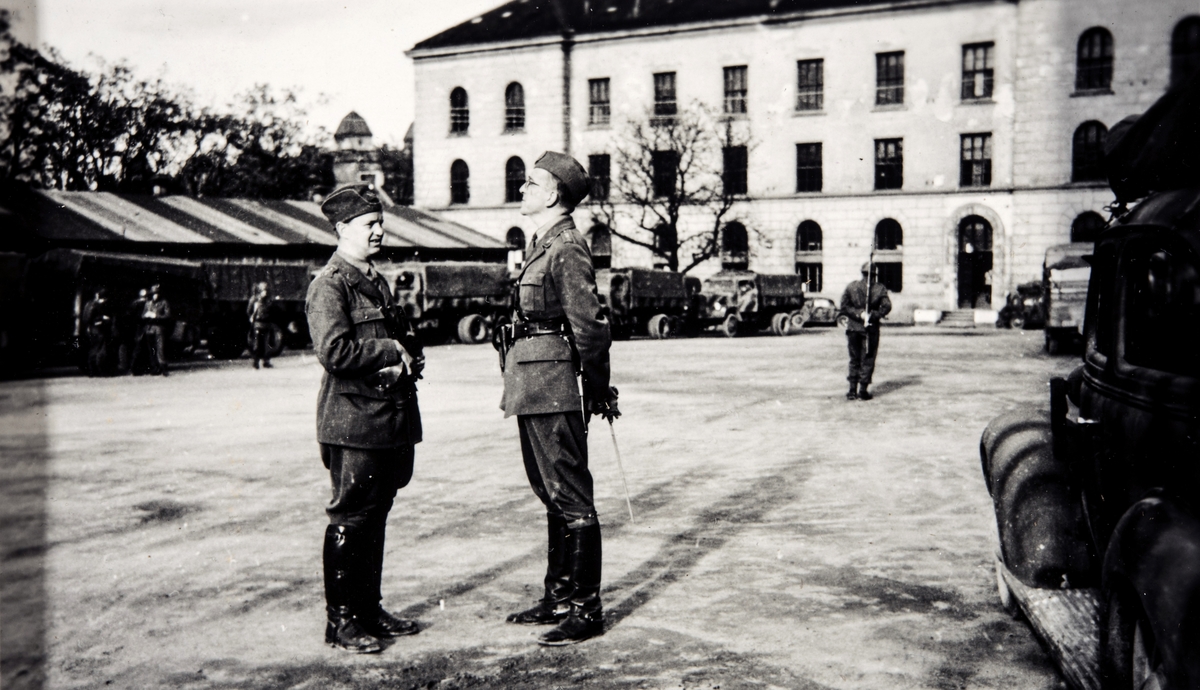 To svenske offiserer utenfor Akershus Festning våren 1945.