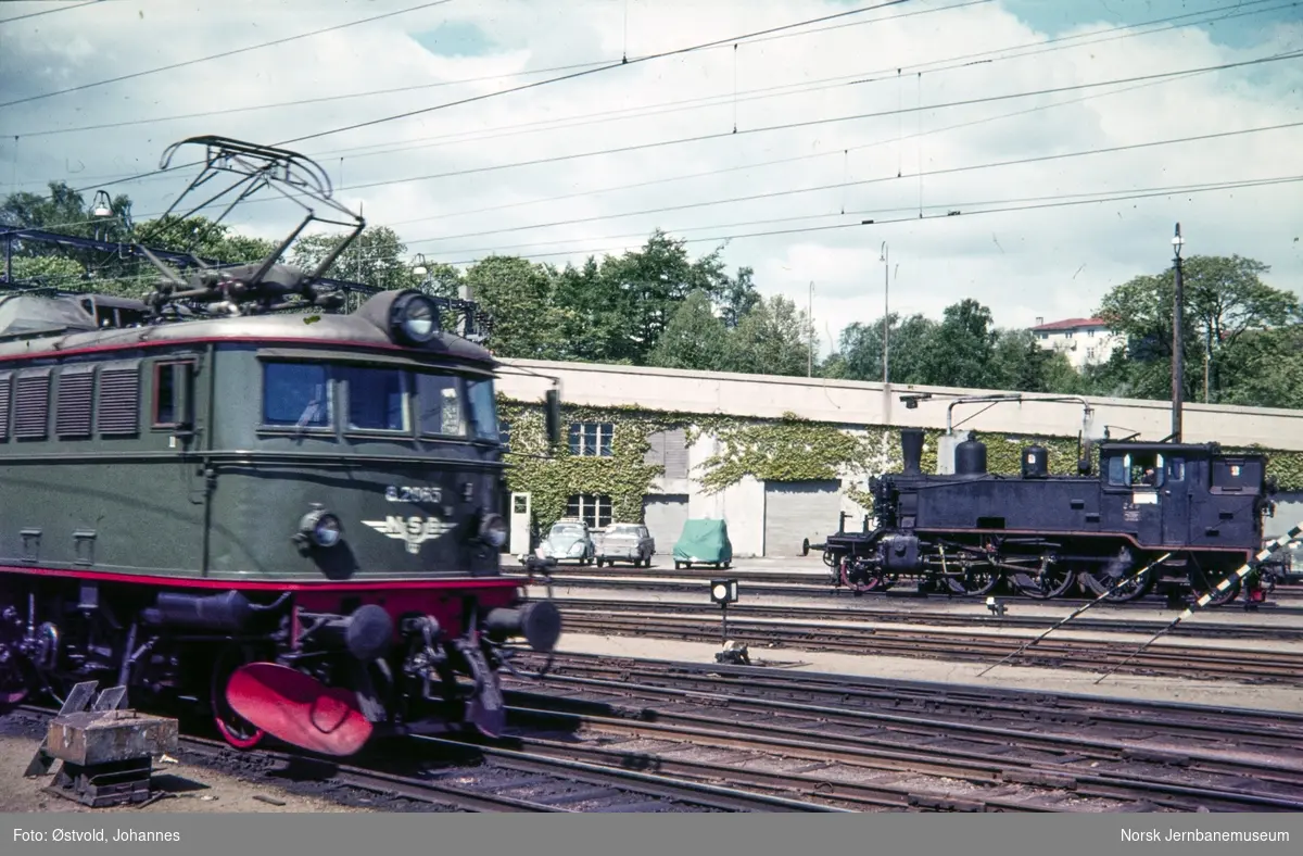 Elektrisk lokomotiv type El 8 nr. 2065 og damplokomotiv type 20b nr. 249 på Kristiansand stasjon.