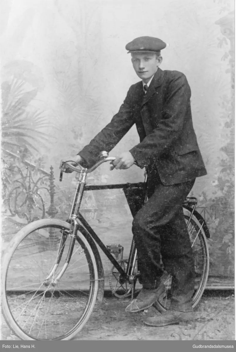 Jon Bakken (f. 1890) med sykkel