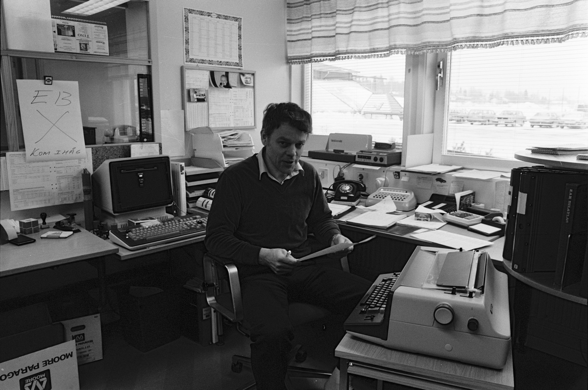 Bernt Leonardsson på kontoret, Vittinge Tegelbruks AB, Vittinge socken, Uppland 1986 - 1987