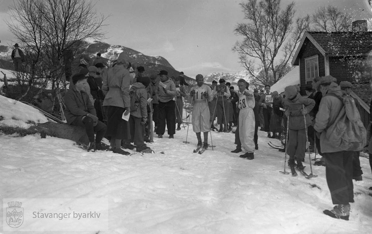 Turistforeningens og skiforeningens langrenn i Brekken, 14. mar 1937.