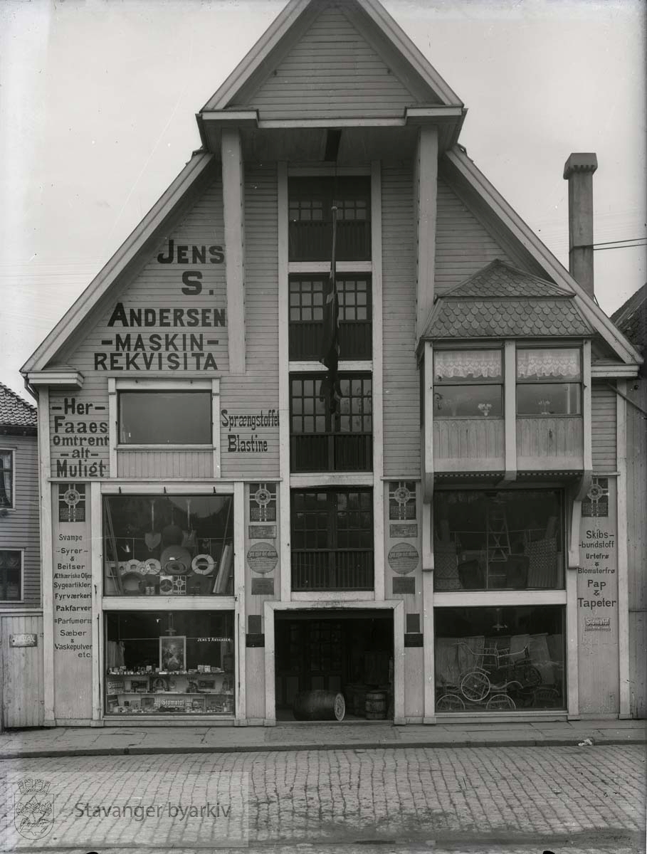 Diversehandelen til firmaet Jens S. Andersen, som drev maler-, farve- og materialvarehandel i Skagen 12 fra 1897. innehaver var jens S. Andersen (1863-1914)