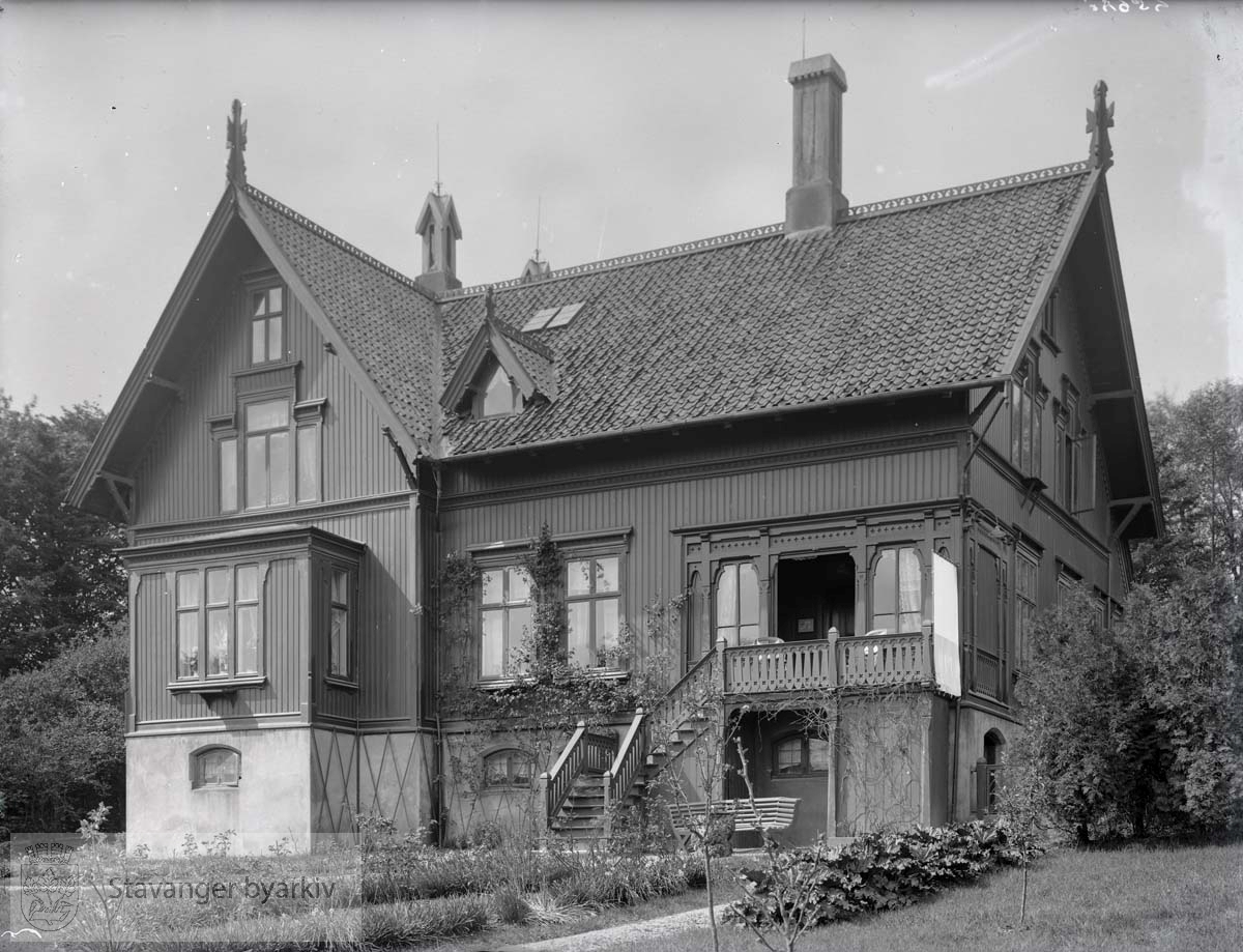 Ifølge matrikkel over Stavanger 1922-23, var huset eid av kjøpmann H. Hauge.