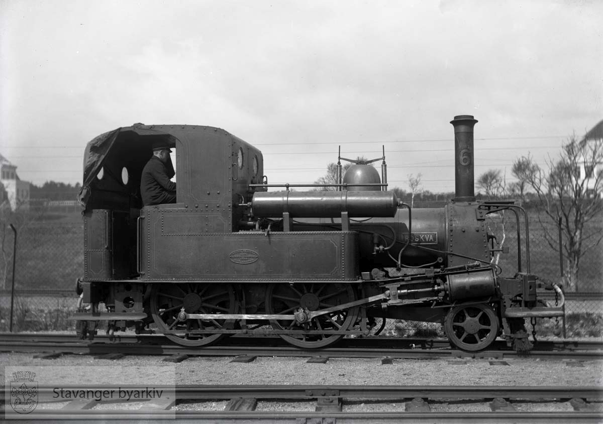 Dette lokomotivet var av type III produsert av Beyer Peacock. Det ble bygget i 1868 og utrangert i 1934. Kun ett av dem, "Alf" er fortsatt bevart. Det kan ses på Jernbanemuseet på Hamar...For mer informasjon se: http://forsk.njk.no/mdb/mdb.php?hid=217&aut=&eng=