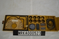 Plåtlåda med innanmäte av ek med olika lager av reservdelar och verktyg.
Lådorna består av 2 - 4 lager.