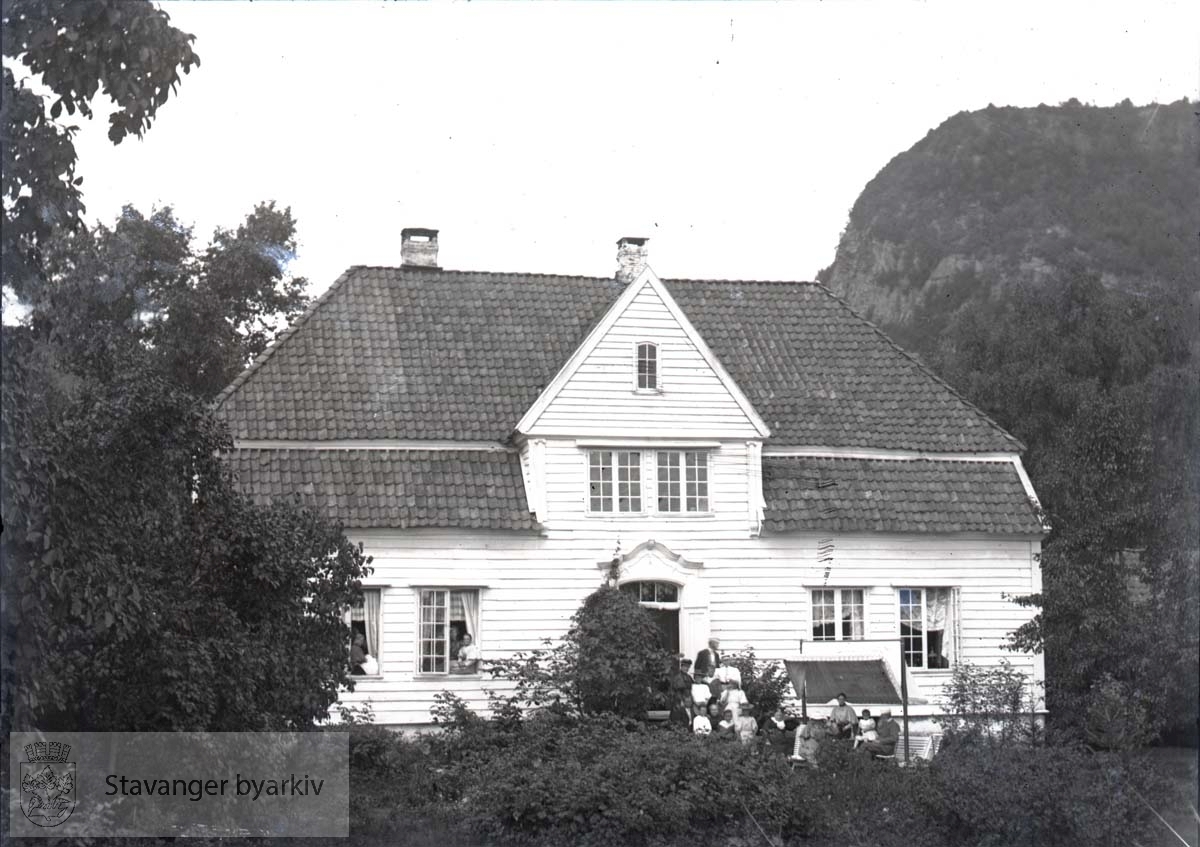 Sandsgaard var gården til fogden i Ryfylke. Denne bygningen ble reist av fogden Christian Lerche Dahl i 1777.....