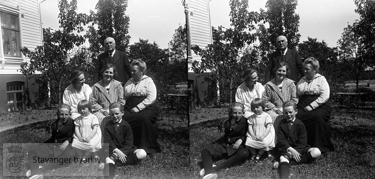 Stereofotografi. ..Kristoffer Grude stående bak. Borghild Sofie sittende t.v på benken, så Nicoline Eckhoff og moren hennes Nicoline Grude. Foran sitter Christian, Hans og Solveig Margrethe Eckhoff.
